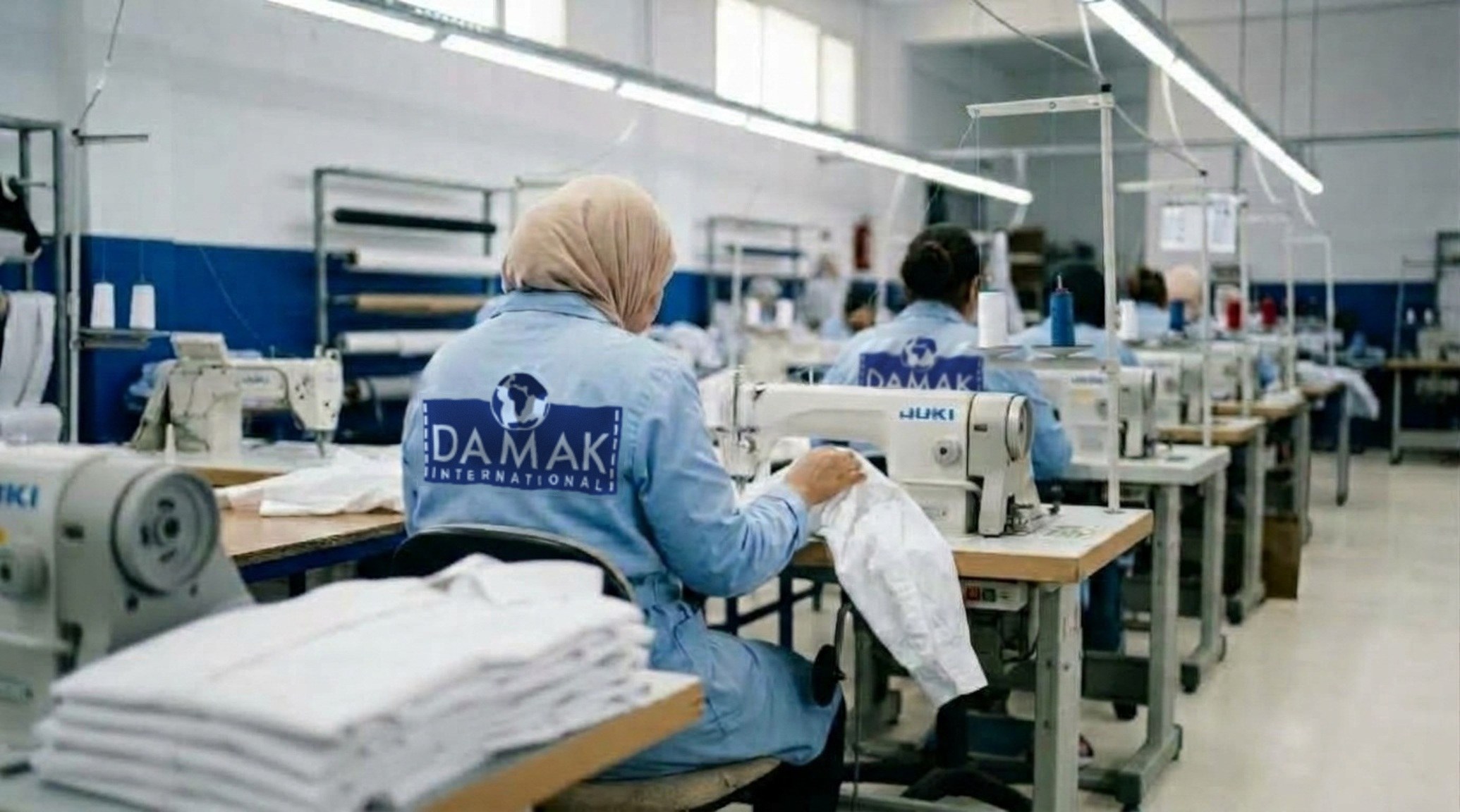 Atelier de montage DAMAK à Casablanca, opératrices en blouse DAMAK International